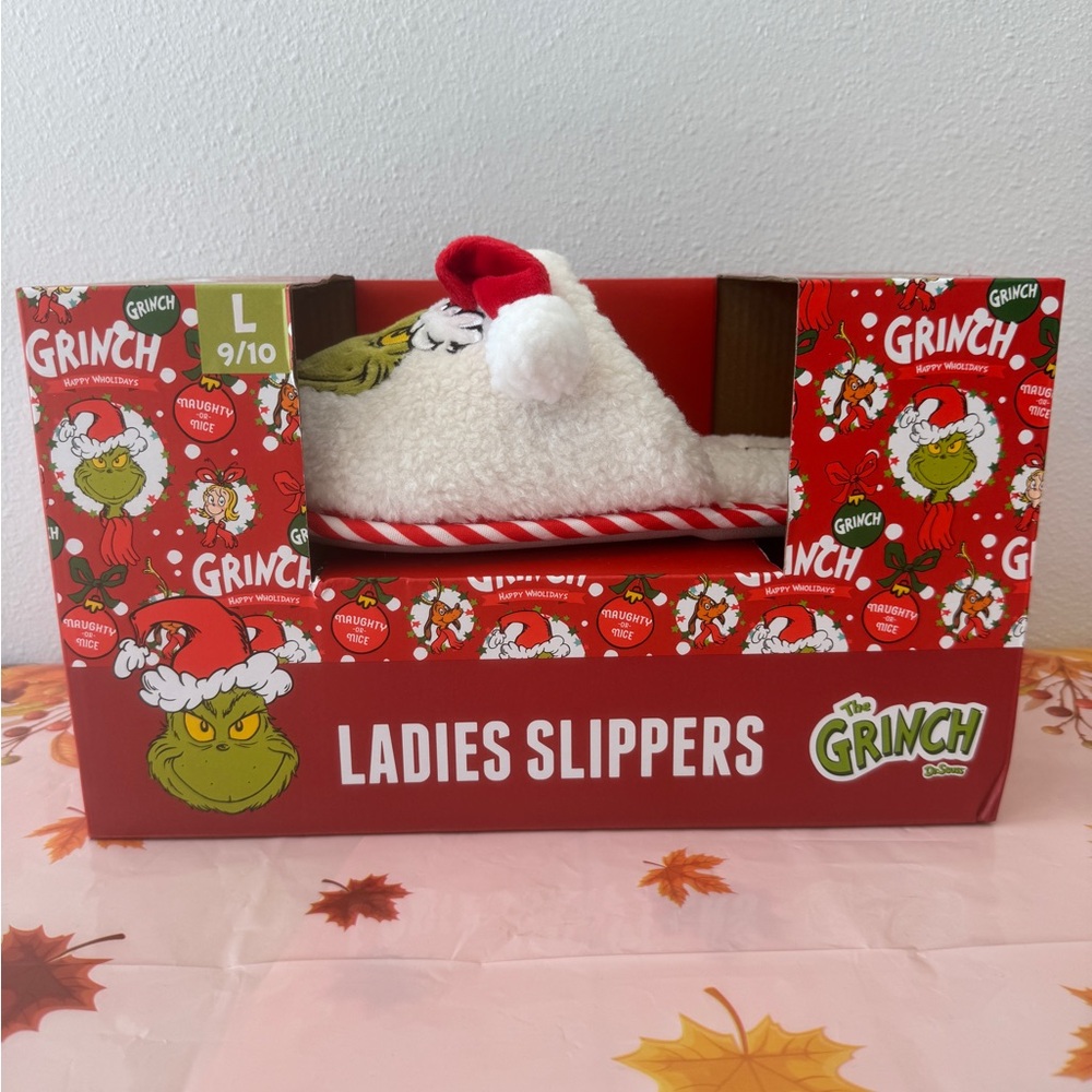 The Grinch Santa Hat Sherpa Slippers Women’s size: Large Ladies 9/10 New.